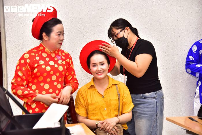 Đến từ 2h sáng để trang điểm, các chị rất vui và hồi hộp vì sắp được khoác lên mình áo cô dâu.