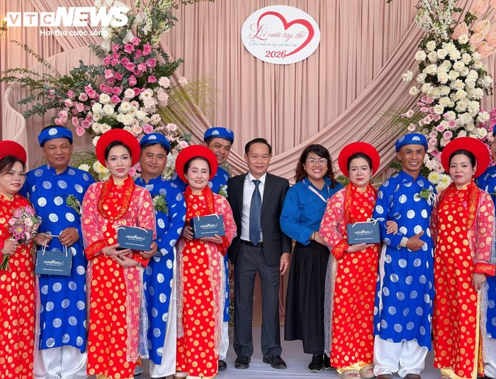 Các cặp đôi được nhận nhiều phần quà ý nghĩa trong ngày cưới.