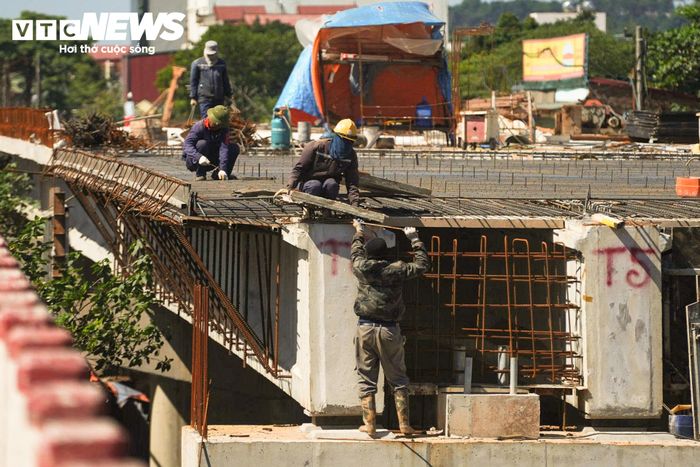 Ghi nhận những ngày giữa tháng 10, phần nửa cầu bên phải tuyến đã được triển khai. Các hạng mục dầm cầu, bản mặt cầu cùng những cấu kiện liên quan đang được thực hiện.