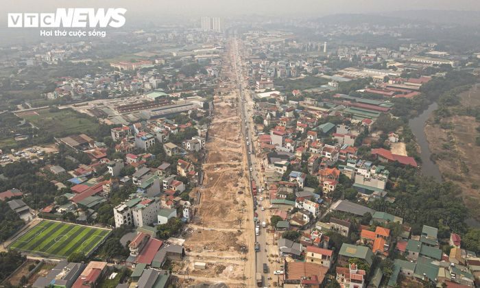 Trên toàn tuyến Ba La - Xuân Mai, các nhà thầu đang tổ chức nhiều mũi thi công sau khi tiếp nhận mặt bằng được bàn giao từ đầu tháng 7. Các công việc tập trung vào hệ thống cống thu gom nước thải, đắp nền đường và xây dựng hạ tầng kỹ thuật.