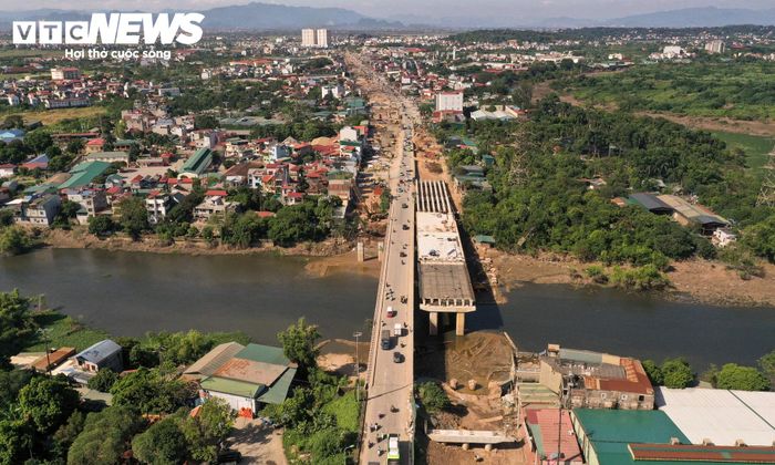 Dự án cải tạo, nâng cấp và mở rộng Quốc lộ 6 đoạn Ba La - Xuân Mai dài khoảng 21,7km, tổng mức đầu tư 9.590 tỷ đồng. Trong đó, cầu Mai Lĩnh dài hơn 1km đang được đẩy nhanh thi công, dự kiến thông xe phần cầu bên phải vào đầu tháng 12/2026.