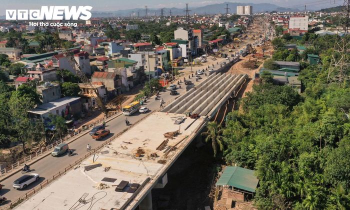 Cây cầu đang được triển khai xây dựng trong khi phương tiện vẫn đi qua khu vực. Công trình có chiều dài khoảng 1,03km, thiết kế 4 làn xe, với các hạng mục trụ cầu và kết cấu phần trên được thi công theo tiến độ dự án.