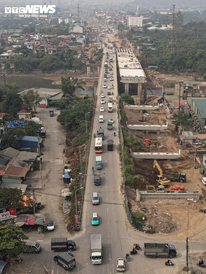 Theo kế hoạch, nhà thầu phấn đấu đưa phần cầu bên phải tuyến vào khai thác vào đầu tháng 12 năm nay. Sau khi phần cầu này hoàn thành, cầu Mai Lĩnh cũ sẽ được phá dỡ để triển khai thi công phần cầu bên trái, từng bước hoàn thiện toàn bộ công trình.