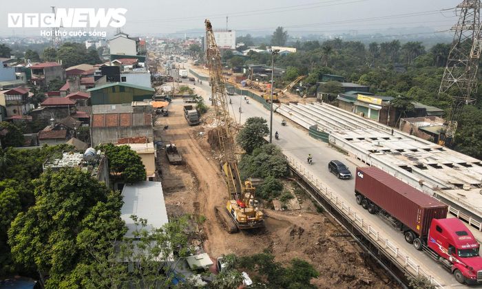 Một số đoạn đã hình thành nền đường, đang được lu lèn để chuẩn bị cho các công đoạn tiếp theo. Bên cạnh đó, công tác di dời, thay thế hệ thống cột điện và xử lý hạ tầng kỹ thuật trong phạm vi dự án cũng được triển khai nhằm tạo điều kiện thi công.