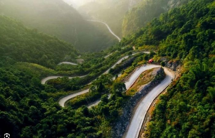 Từ chân đèo tới đỉnh đèo Khau Cốc Chà chỉ dài 2,5km nhưng phải đi xe 1 tiếng mới tới nơi.