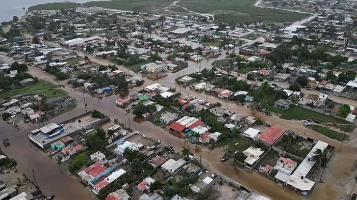  Thị trấn ven biển Puerto San Carlos của Mexico ngập lụt diện rộng sau khi bão Polo đổ bộ ngày 29/9. (Ảnh: Getty Images)