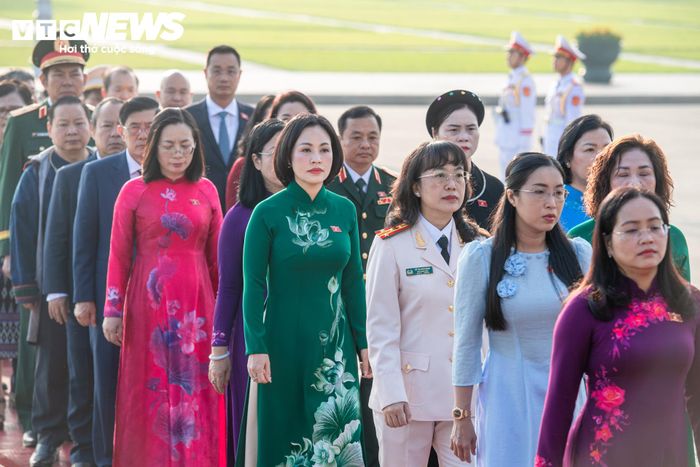 Các đại biểu Quốc hội khóa XVI vào Lăng viếng Chủ tịch Hồ Chí Minh.
