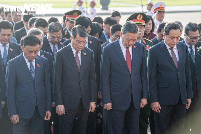 Lãnh đạo Đảng, Nhà nước và đại biểu Quốc hội dành một phút mặc niệm tưởng nhớ Chủ tịch Hồ Chí Minh.