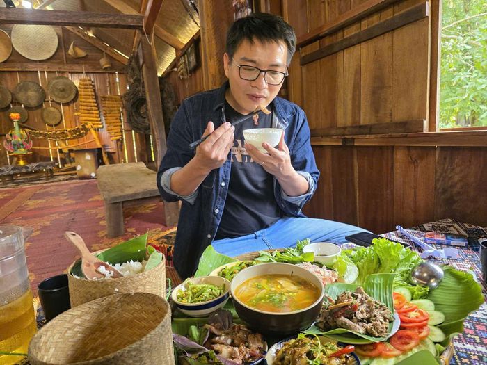 Mâm cơm đậm bản chất Lào của gia đình H’Diên Knul chế biến cho khách.
