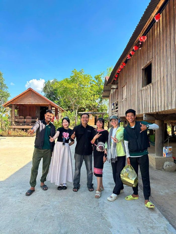 H’Diên Knul dẫn khách du lịch thăm quan quê hương của mình.