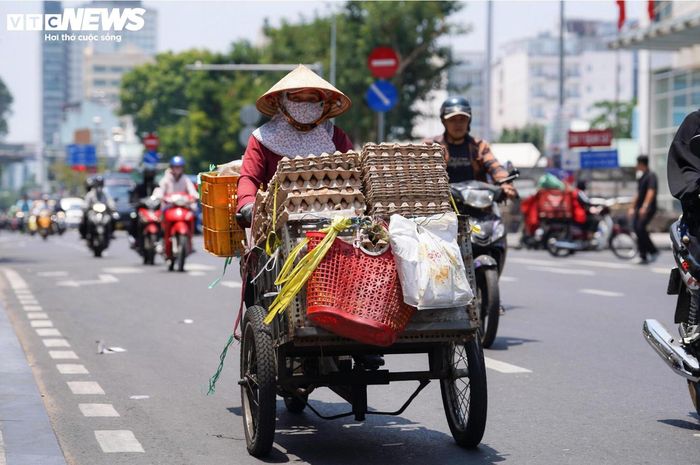 Nắng nóng kéo dài làm gia tăng áp lực lên đời sống người dân TP.HCM, đặc biệt tại những khu vực có mật độ xây dựng cao, ít cây xanh.