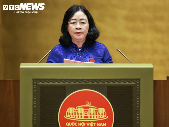 Chủ tịch Ủy ban Trung ương Mặt trận Tổ quốc Việt Nam Bùi Thị Minh Hoài trình bày Báo cáo tổng hợp ý kiến, kiến nghị của cử tri và Nhân dân cả nước gửi tới Kỳ họp thứ Hai, Quốc hội khóa XVI.