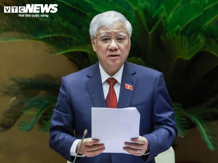 Phó Chủ tịch Thường trực Quốc hội Đỗ Văn Chiến điều hành phiên họp.