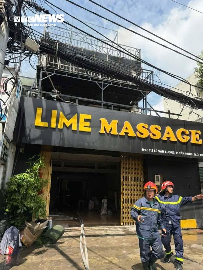 Sau 30 phút nhận tin báo, đám cháy được lực lượng chức năng khống chế.