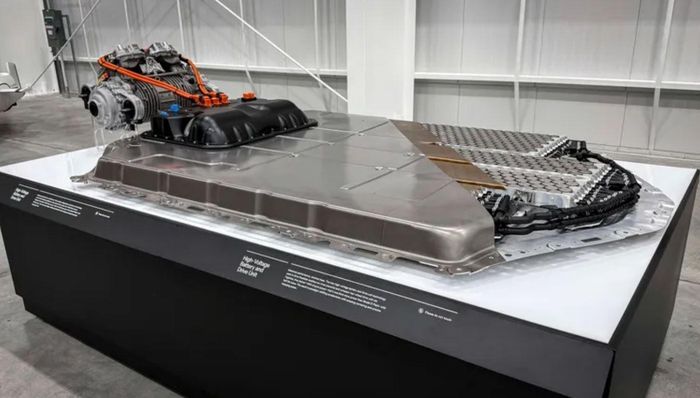 Xe có bộ pin dung lượng trên 100 kWh, sử dụng cell pin hình trụ 4680 của Tesla với những điều chỉnh về hóa học và hệ thống làm mát.