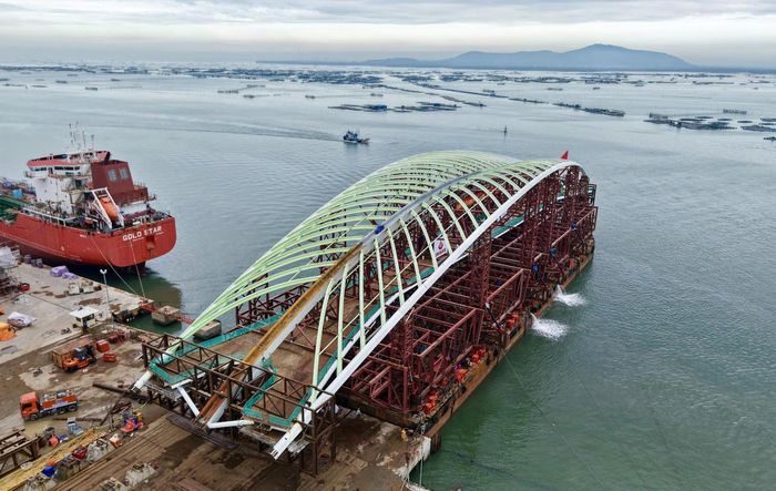 Nhịp chính cầu đi bộ dài 187m, thiết kế vòm thép uốn lượn và bệ đỡ công trình với tổng trọng lượng hơn 3.000 tấn.