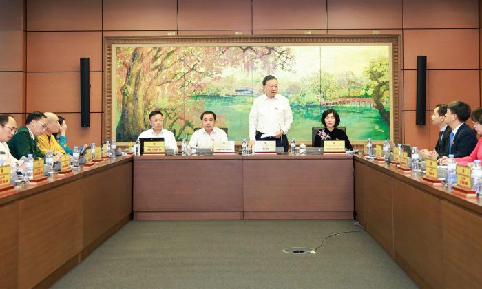 Đoàn đại biểu Quốc hội TP Hà Nội trong phiên thảo luận tổ sáng 17/10.