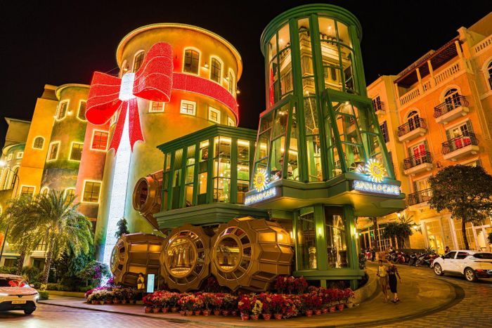 Apollo Cafe nổi bật với thiết kế “thị trấn lộn ngược” trở thành một điểm dừng giàu tính thị giác tại Thị trấn Hoàng Hôn trong hành trình 20/10 ở Phú Quốc.