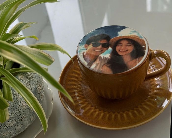 Tách cà phê in ảnh chân dung tại Apollo Cafe, một trong những trải nghiệm được thiết kế riêng cho dịp 20/10 tại Thị trấn Hoàng Hôn.