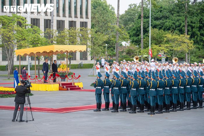 Tổng Bí thư, Chủ tịch nước Tô Lâm và Tổng thống Liên Bang Thụy Sĩ Guy Parmelin thực hiện nghi thức chào cờ. 