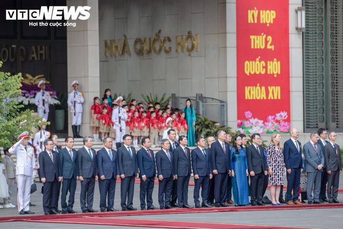 Cùng dự Lễ đón có các đồng chí: Nguyễn Thanh Nghị, Ủy viên Bộ Chính trị, Bí thư Trung ương Đảng, Trưởng Ban Chính sách, chiến lược Trung ương; Lê Hoài Trung, Ủy viên Bộ Chính trị, Bộ trưởng Bộ Ngoại giao; các đồng chí Ủy viên Trung ương Đảng, lãnh đạo các ban, bộ, ngành Trung ương và thành phố Hà Nội; Đại sứ Việt Nam tại Liên bang Thụy Sĩ.