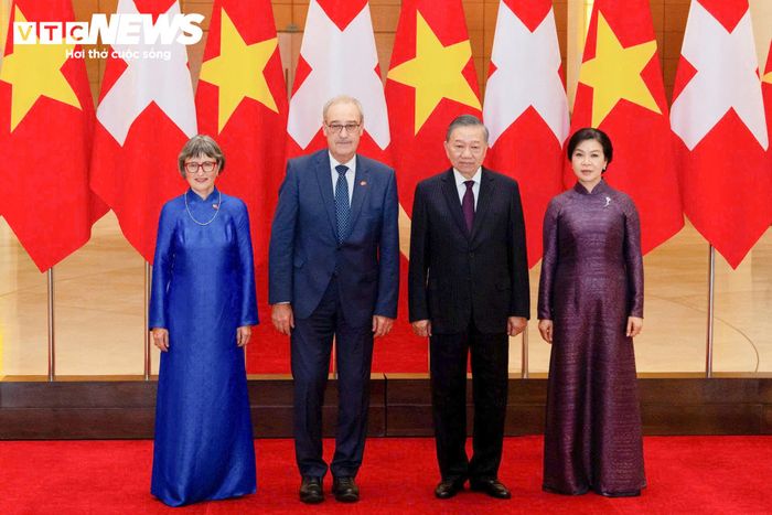 Tổng Bí thư, Chủ tịch nước Tô Lâm và Phu nhân chụp ảnh chung cùng Tổng thống Liên Bang Thụy Sĩ Guy Parmelin và Phu nhân sau lễ đón. 