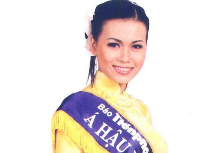 Nguyễn Thị Ngọc Bích giành Á hậu 2 Hoa hậu Việt Nam 2004.
