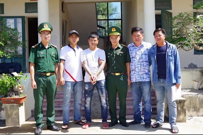 Sau khi xác minh nhân thân, lực lượng biên phòng tiến hành bắt giữ Lê Ngọc Huy và đưa về đất liền để xử lý theo quy định.