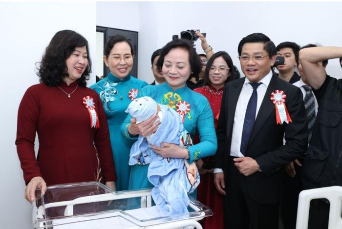 Phó Thủ tướng Phạm Thị Thanh Trà đi thăm em bé ra đời trong ngày đầu khai trương BV. (Ảnh: BVCC)
