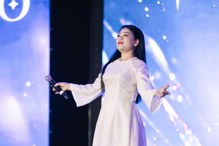 Bên cạnh hai nghệ sĩ, chương trình còn có sự tham gia của ca sĩ Anh Thơ, Dương Đức Hải, Nguyễn Minh Chúc, Trần Thanh Trang cùng các nhóm biểu diễn và đội văn nghệ của học sinh, sinh viên HCCT.