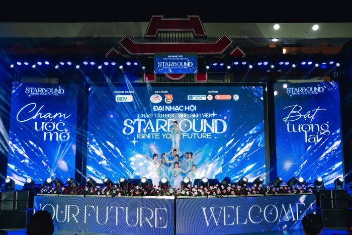 Đêm nhạc “Starbound - Ignite your future” nằm trong chuỗi hoạt động chào đón tân học sinh, sinh viên năm học 2026-2027, được tổ chức tại cơ sở 1 của trường trên đường Phạm Văn Đồng, phường Phú Diễn, Hà Nội. Trước đó, chương trình tổ chức các gian hàng trải nghiệm và hoạt động team building với sự tham gia của các khoa, chi đoàn, lớp và câu lạc bộ trong trường.