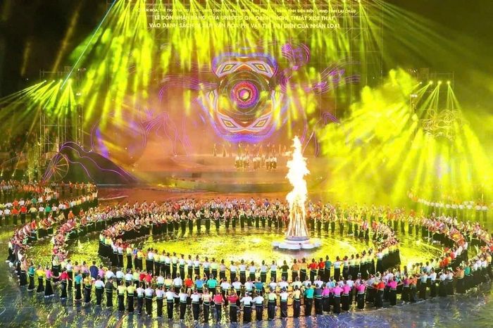 Toàn cảnh sân khấu hoành tráng của Lễ khai mạc “Xòe Thái - Trọn một vòng yêu”, nơi chất liệu truyền thống hòa quyện cùng công nghệ trình chiếu 3D Mapping hiện đại.