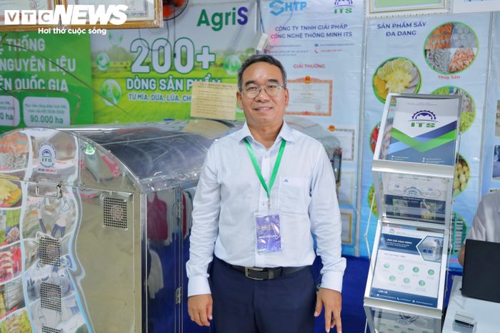 ThS. Phan Văn Hiệp, giảng viên Trường Đại học Văn Hiến, Giám đốc Công ty TNHH Giải pháp Công nghệ Thông minh ITS, cùng máy sấy ITS. (Ảnh: Ngọc Duy)