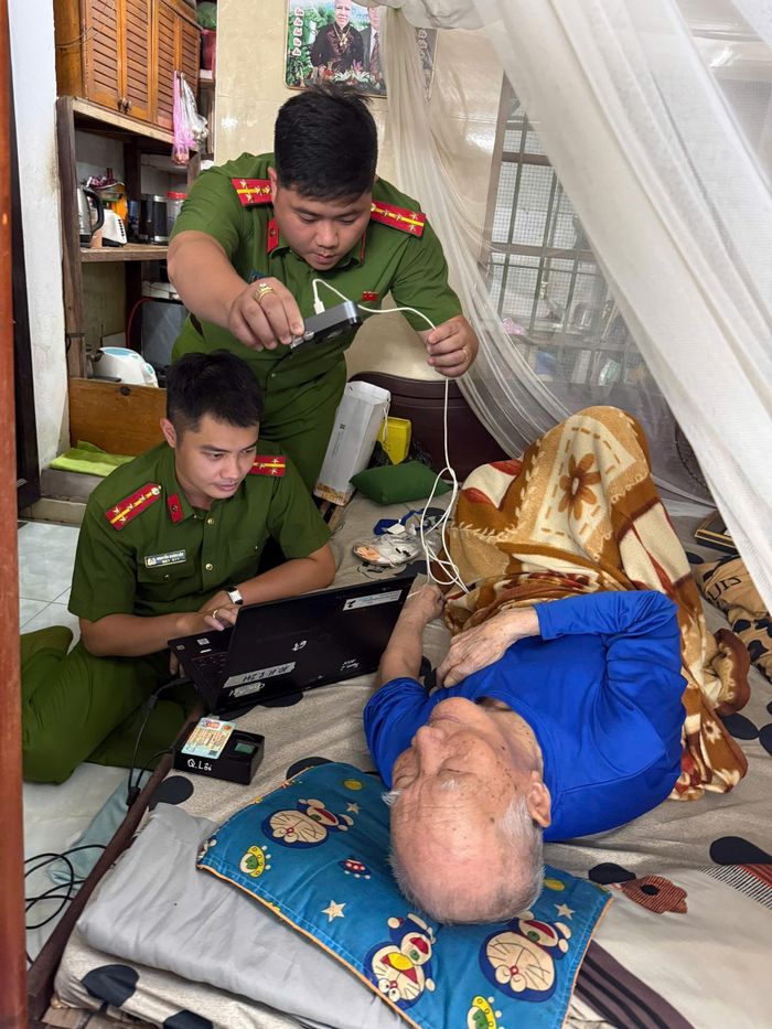 Công an Hà Nội kiên trì, tận tình hỗ trợ thân nhân liệt sĩ trong quá trình thu nhận vân tay và sinh phẩm ADN. Ảnh PV