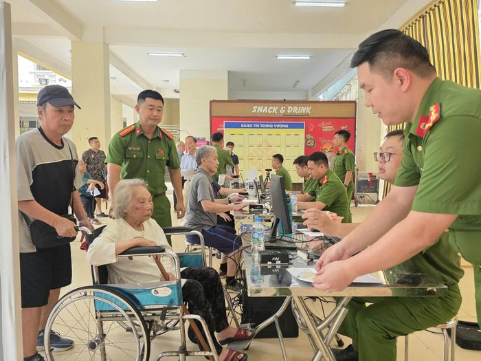 Công an các địa phương Công an thành phố Hà Nội hướng dẫn thân nhân liệt sĩ hoàn thiện hồ sơ và thủ tục thu nhận mẫu sinh phẩm ADN tại điểm thu tập trung. Ảnh PV