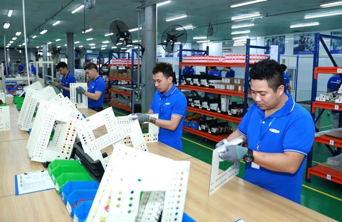 Sản xuất linh kiện máy tự động tại Công ty cổ phần Công nghệ thiết bị Tân Phát (phường Thanh Liệt). Ảnh: Đỗ Tâm