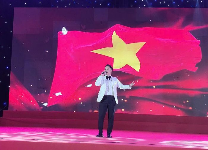 Chương trình nghệ thuật mang đến cho khán giả 15 tiết mục ca múa nhạc đặc sắc. Ảnh: Thùy Nam