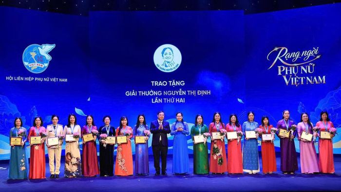 Phó Thủ tướng Thường trực Chính phủ Phạm Gia Túc và Chủ tịch Hội Liên hiệp Phụ nữ Việt Nam Lê Thị Thủy trao Giải thưởng Nguyễn Thị Định lần thứ hai tặng các cán bộ Hội tiêu biểu. Ảnh: Tuấn Anh