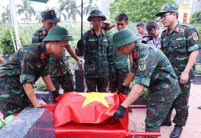 Trang trọng đưa hài cốt liệt sĩ chưa xác định danh tính về khu vực lấy mẫu sinh phẩm.