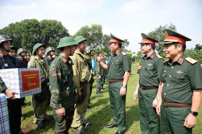 Trung tướng Đào Văn Nhận, Ủy viên Ban Thường vụ Thành ủy, Tư lệnh Bộ Tư lệnh Thủ đô Hà Nội động viên lực lượng tham gia diễn tập thực binh phòng thủ dân sự của 3 phường: Láng, Ngọc Hà, Giảng Võ năm 2026.