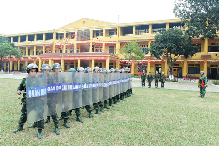 Không chỉ ghi dấu những chiến công oanh liệt trong kháng chiến, trong công cuộc đổi mới, LLVT Thủ đô cũng lập được nhiều thành tích đặc biệt xuất sắc. Đồng chí có thể chia sẻ những thành tích tiêu biểu của LLVT Thủ đô trong những năm qua?