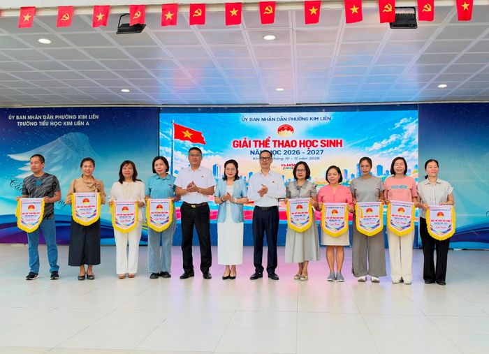 Lãnh đạo phường Kim Liên trao cờ lưu niệm cho các đội tham gia giải. Ảnh: PV