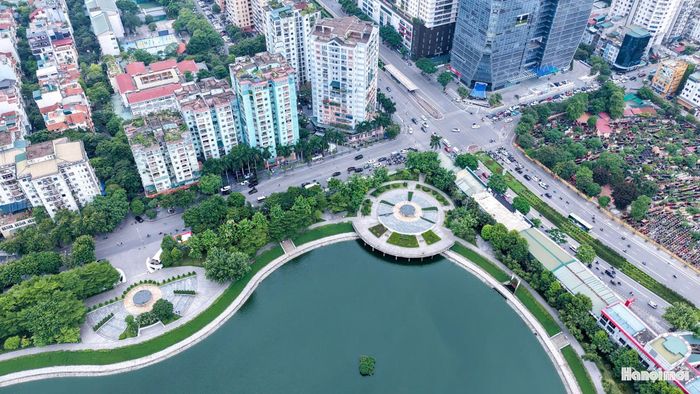 Công viên hồ điều hòa Thanh Xuân là một trong những không gian xanh đáng chú ý ở khu vực phía Tây Hà Nội. Mặt nước rộng, hệ thống cây xanh và đường dạo tạo nên khoảng không gian mở giữa những khu đô thị có mật độ xây dựng cao.