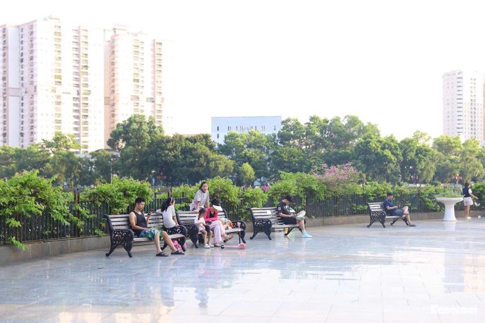Với cảnh quan mặt nước và cây xanh, công viên tạo thêm lựa chọn vui chơi, thư giãn ngoài trời cho các gia đình. Những khoảng không gian mở giúp trẻ nhỏ có cơ hội tiếp xúc với thiên nhiên, trong khi người lớn có thể kết hợp đi dạo và nghỉ ngơi sau những giờ làm việc.