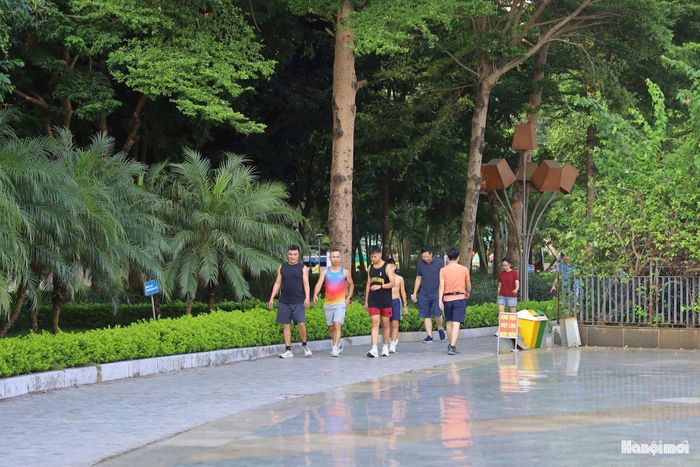 Những lối đi thoáng đãng và cảnh quan ven hồ tạo điều kiện để người dân đi dạo, vận động và giao lưu.