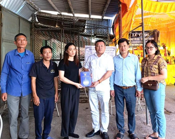 Giám đốc Trung tâm Công tác xã hội và Quỹ Bảo trợ trẻ em Hà Nội (Sở Y tế Hà Nội) Nguyễn Văn Triệu trao kinh phí của thành phố Hà Nội hỗ trợ gia đình anh Ngụy Hữu Hóa (xã Trực Cát, tỉnh Ninh Bình). Ảnh: Sỹ Nguyễn