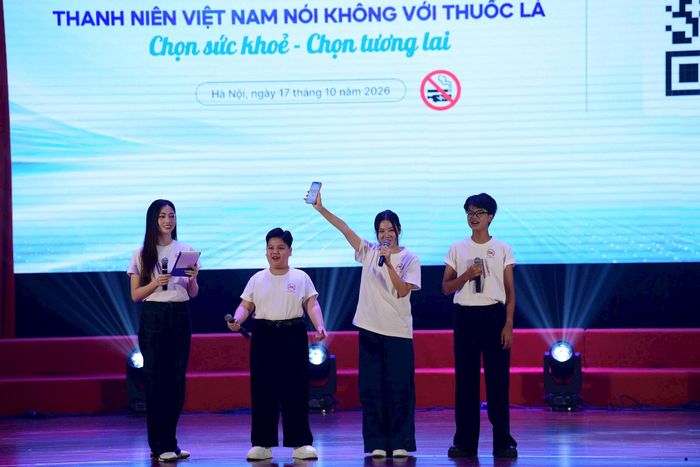 Đoàn viên, thanh niên giao lưu với nghệ sĩ trẻ tại chương trình. Ảnh: Mai Tùng