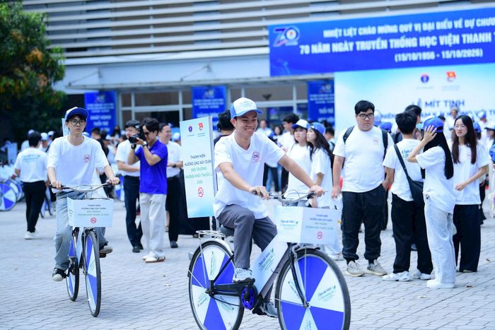 Các bạn trẻ đạp xe hưởng ứng chương trình.