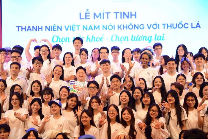 Đoàn viên, thanh niên hưởng ứng xây dựng môi trường không khói thuốc lá. Ảnh: Mai Tùng