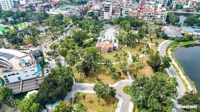 Đáng chú ý, cụm dân cư phía Đông hồ Thanh Nhàn (thuộc khu vực tổ dân phố 4A, 4B của phường Thanh Nhàn trước đây), nay là tổ 16 (phường Bạch Mai) đã được đưa ra khỏi ranh giới quy hoạch dự kiến. Việc này được kỳ vọng tháo gỡ những vướng mắc kéo dài cho hàng trăm hộ dân, đồng thời giúp việc điều chỉnh quy hoạch công viên khả thi hơn, hạn chế ảnh hưởng đến đời sống người dân trong khu vực.